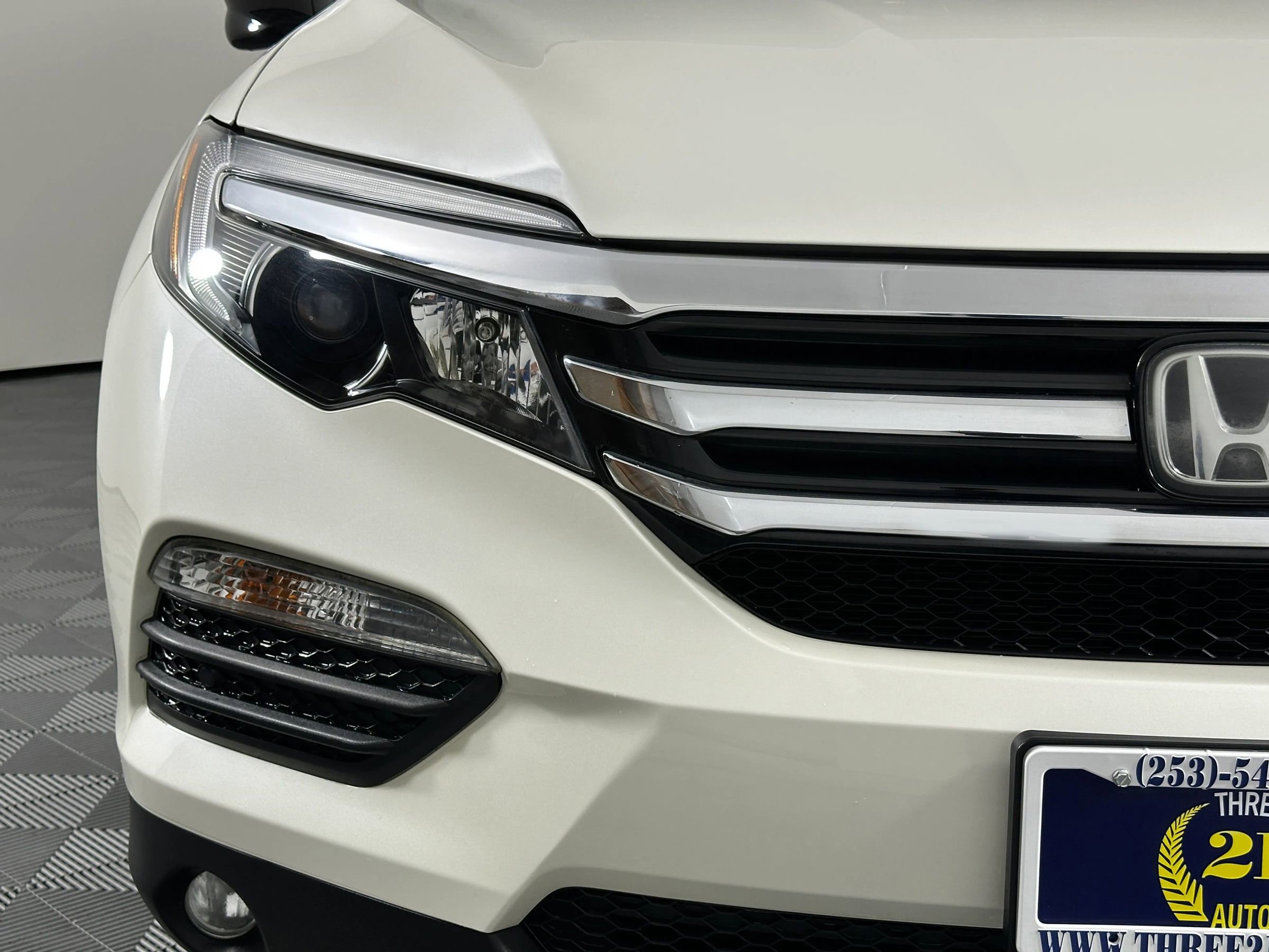 Used 2017 Honda Pilot Touring image 4