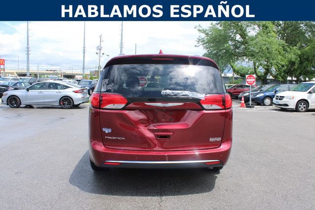 Used 2017 Chrysler Pacifica Touring-L w/ Tire & Wheel Group FWD image 4