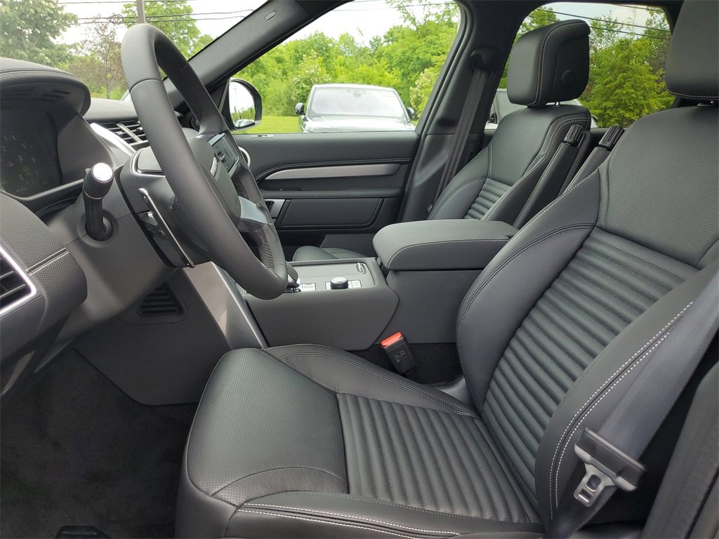 New 2025 Land Rover Discovery Dynamic SE image 6