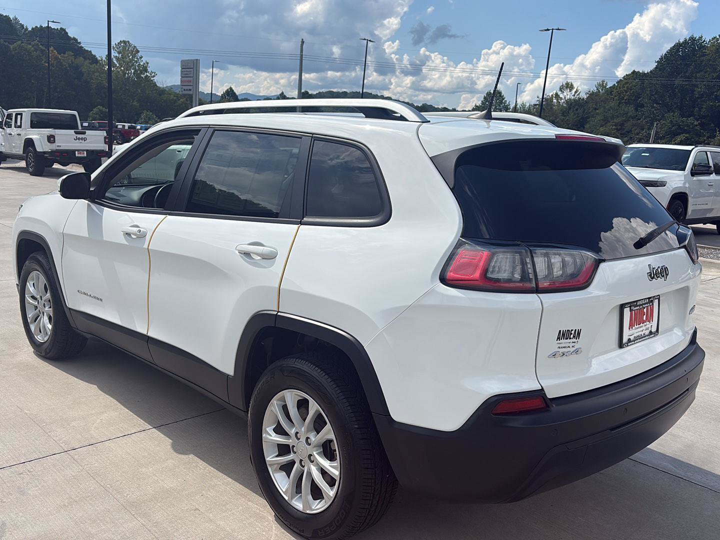 Used 2020 Jeep Cherokee Latitude w/ Cold Weather Group AWD/4WD image 6