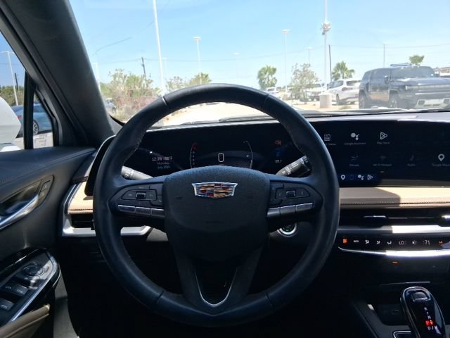Used 2024 Cadillac XT4 Luxury w/ LPO, Floor Liner Package FWD image 9