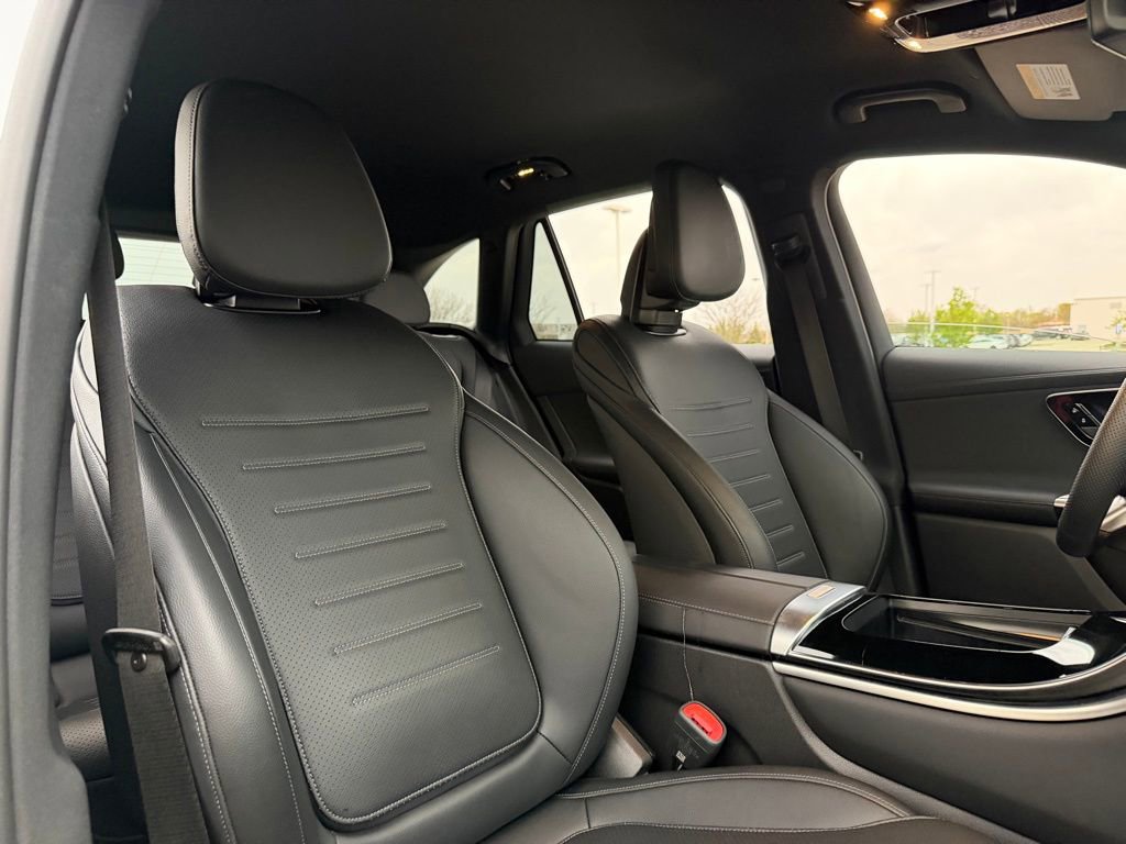 Used 2025 Mercedes-Benz GLC 300 4MATIC image 21