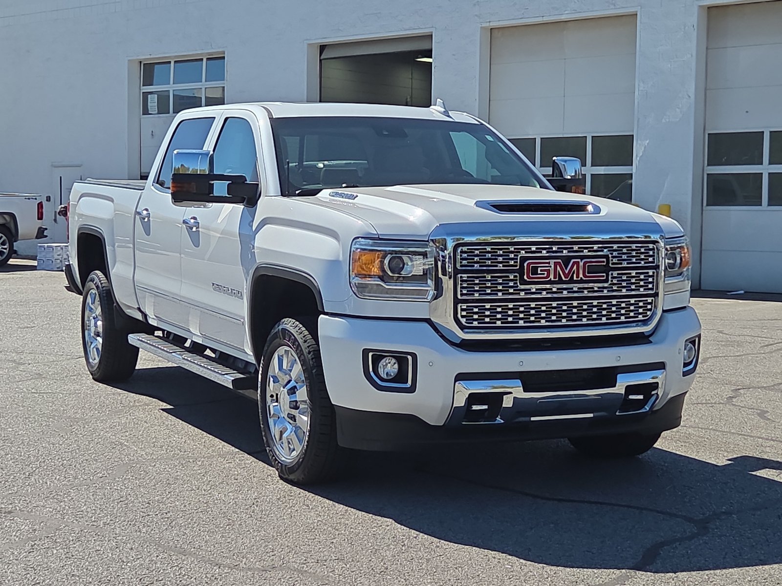 Used 2018 GMC Sierra 2500 Denali w/ Duramax Plus Package AWD/4WD image 1