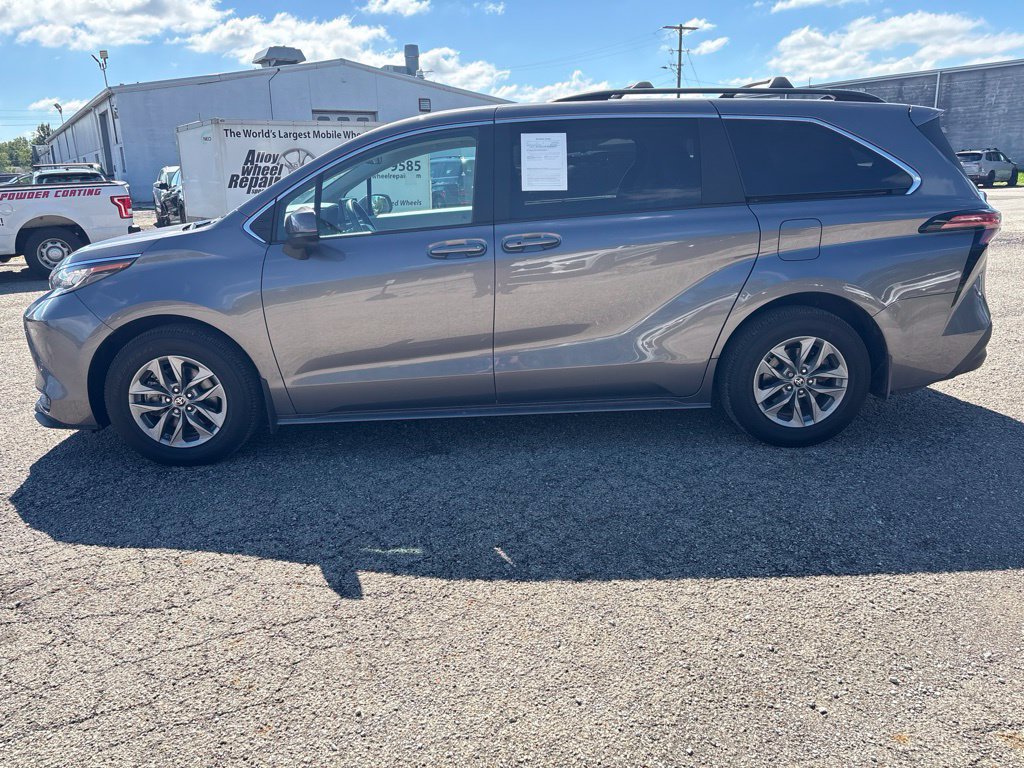 Used 2022 Toyota Sienna LE AWD/4WD image 2