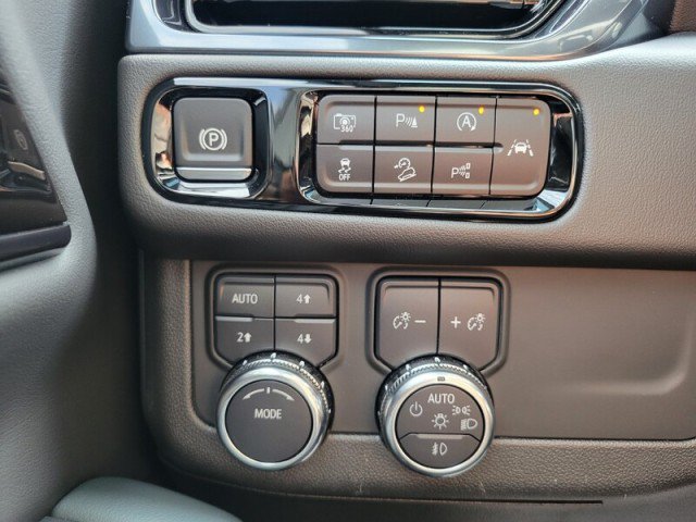 Used 2025 GMC Yukon AT4 w/ AT4 Premium Package AWD/4WD image 21