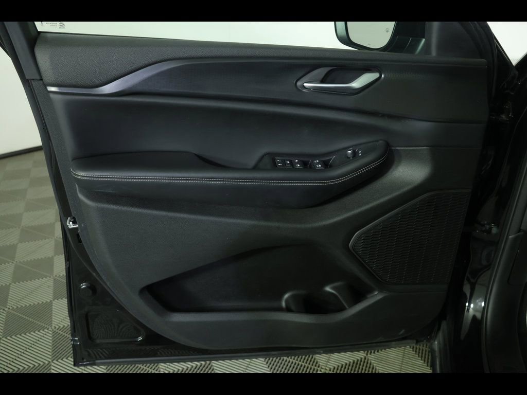 Used 2023 Jeep Grand Cherokee Laredo X image 21