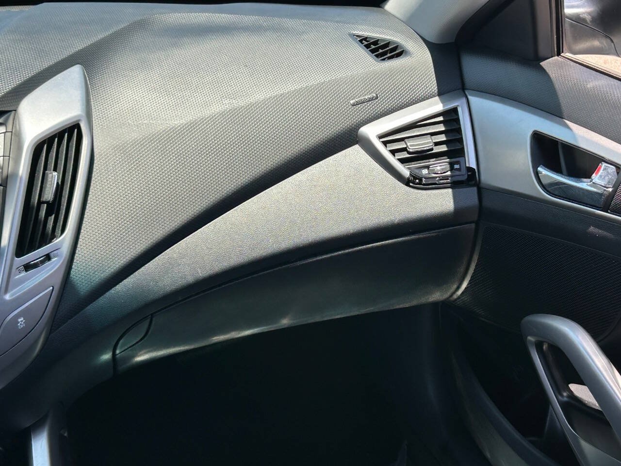 Used 2017 Hyundai Veloster FWD image 19