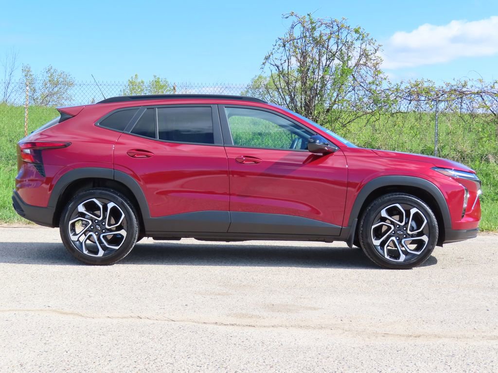 Used 2025 Chevrolet Trax RS w/ Sunroof Package FWD image 2