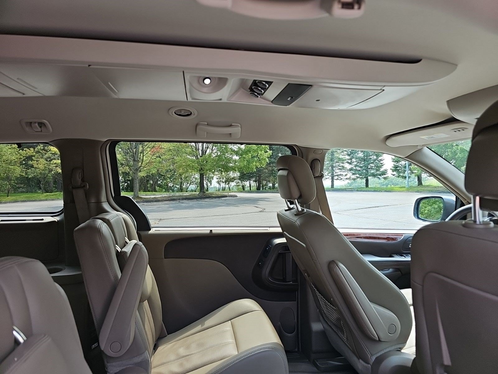 Used 2016 Chrysler Town & Country Touring-L w/ Driver Convenience Group FWD image 18