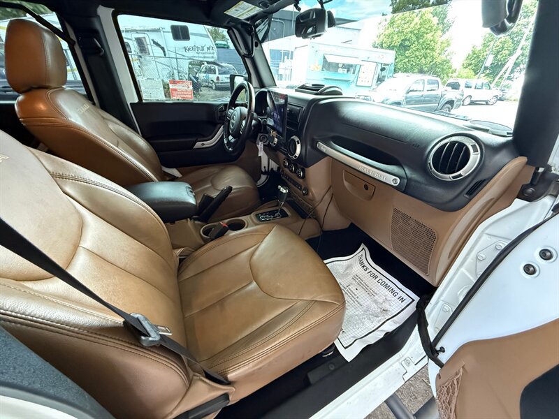 Used 2015 Jeep Wrangler Unlimited Sahara w/ Connectivity Group AWD/4WD image 12
