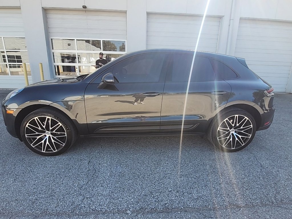Used 2023 Porsche Macan AWD/4WD image 3