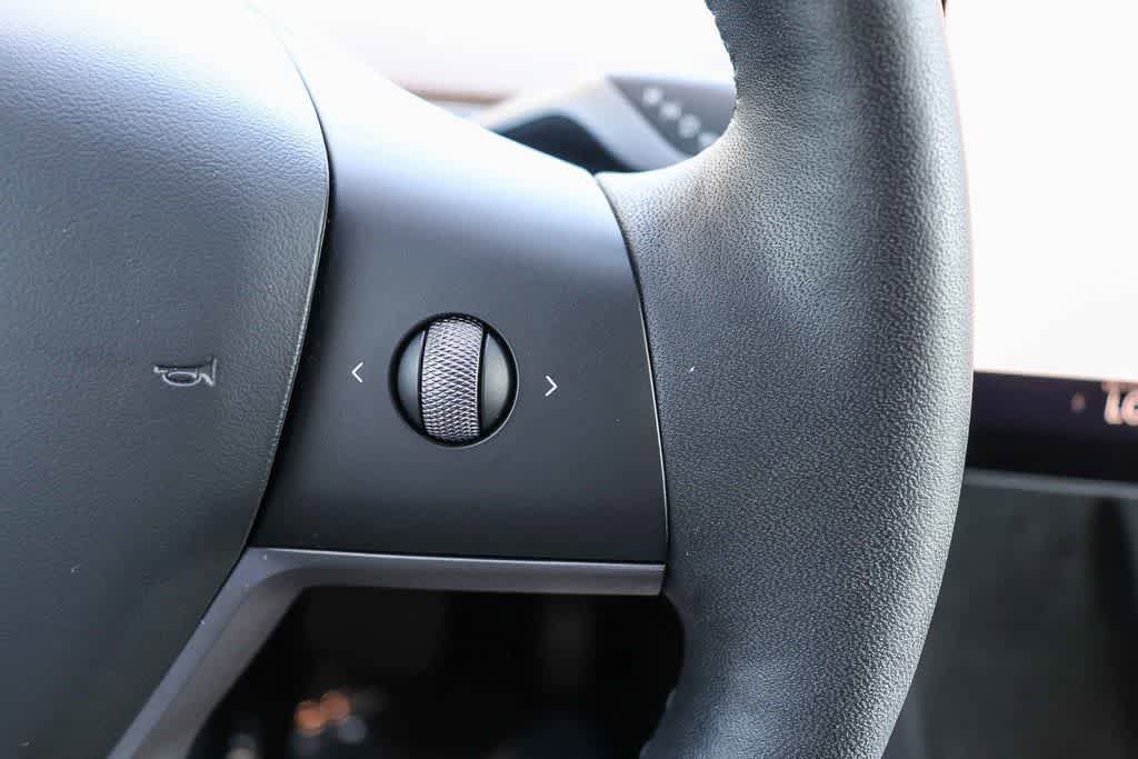 Used 2024 Tesla Model Y 2WD image 23