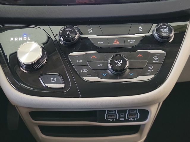 Used 2024 Chrysler Voyager LX image 10