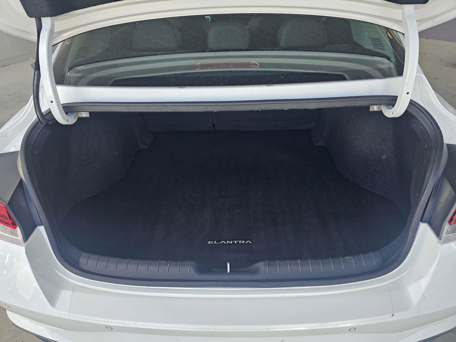 Used 2021 Hyundai Elantra Limited image 15