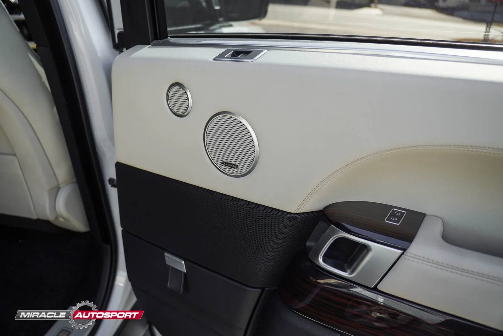 Used 2017 Land Rover Range Rover Long Wheelbase Supercharged image 37