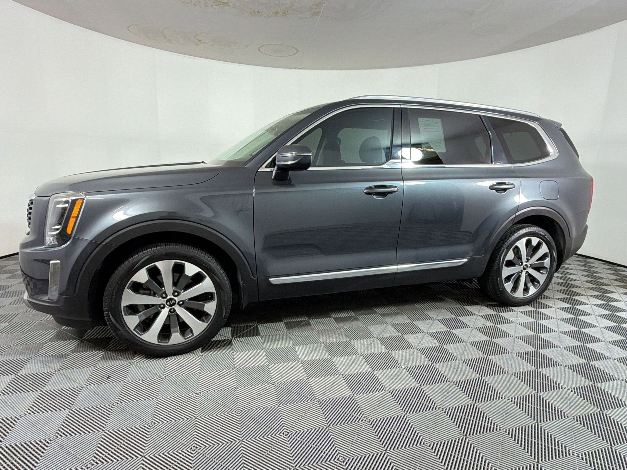 Used 2020 Kia Telluride EX w/ EX Premium Package image 2
