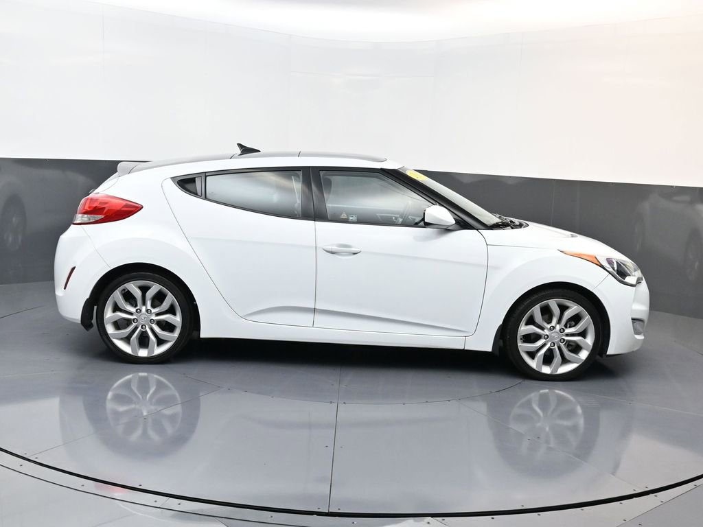 Used 2013 Hyundai Veloster w/ Style Pkg image 2