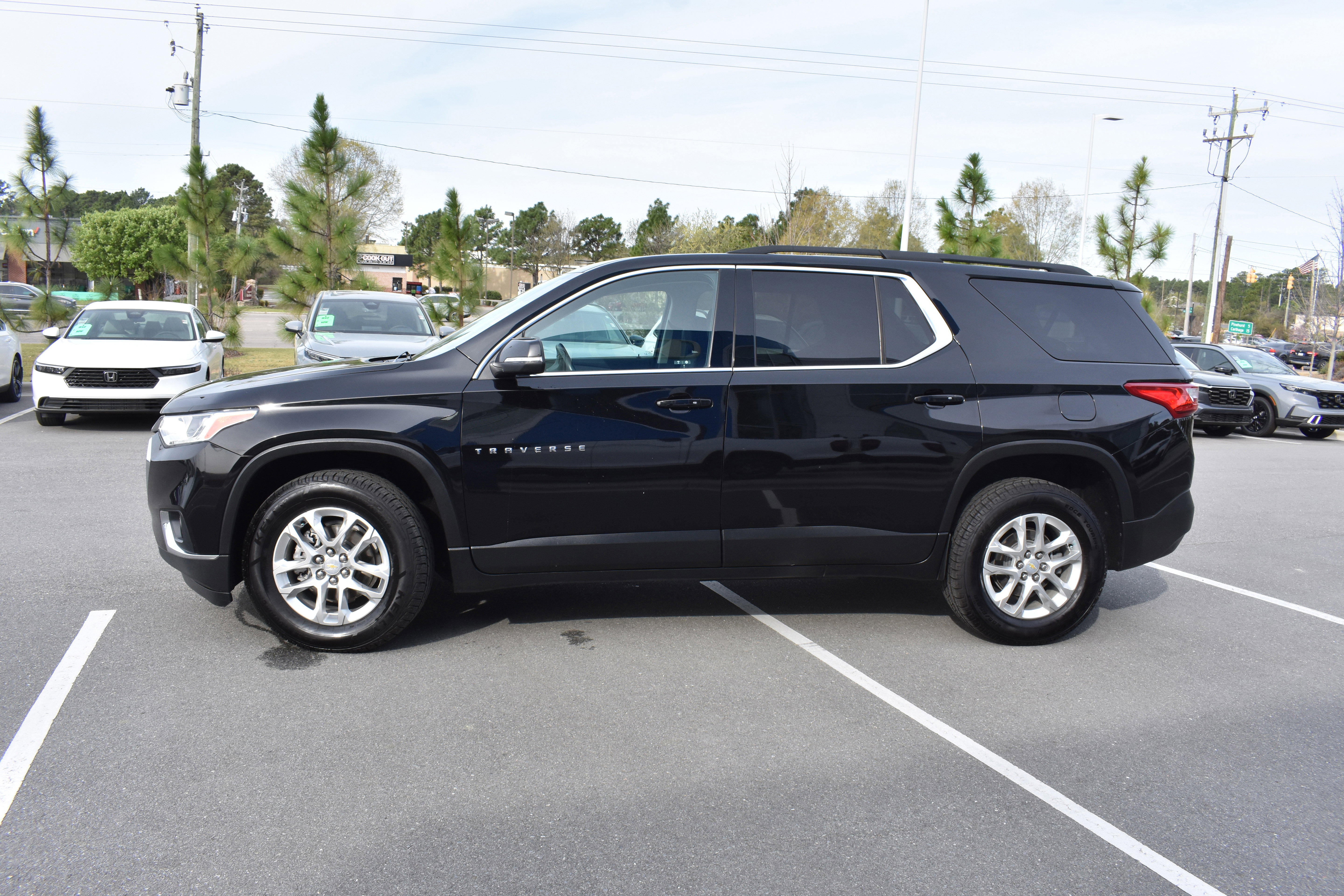 Used 2021 Chevrolet Traverse LT image 6