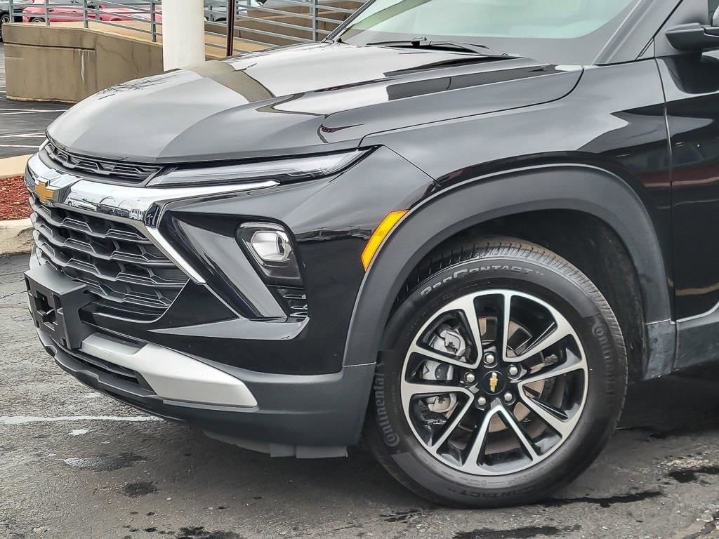 Used 2025 Chevrolet TrailBlazer LT FWD image 2