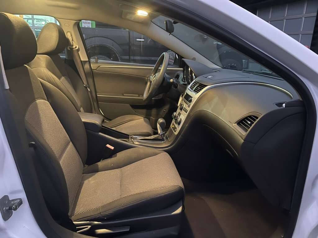 Used 2010 Chevrolet Malibu LT FWD image 16