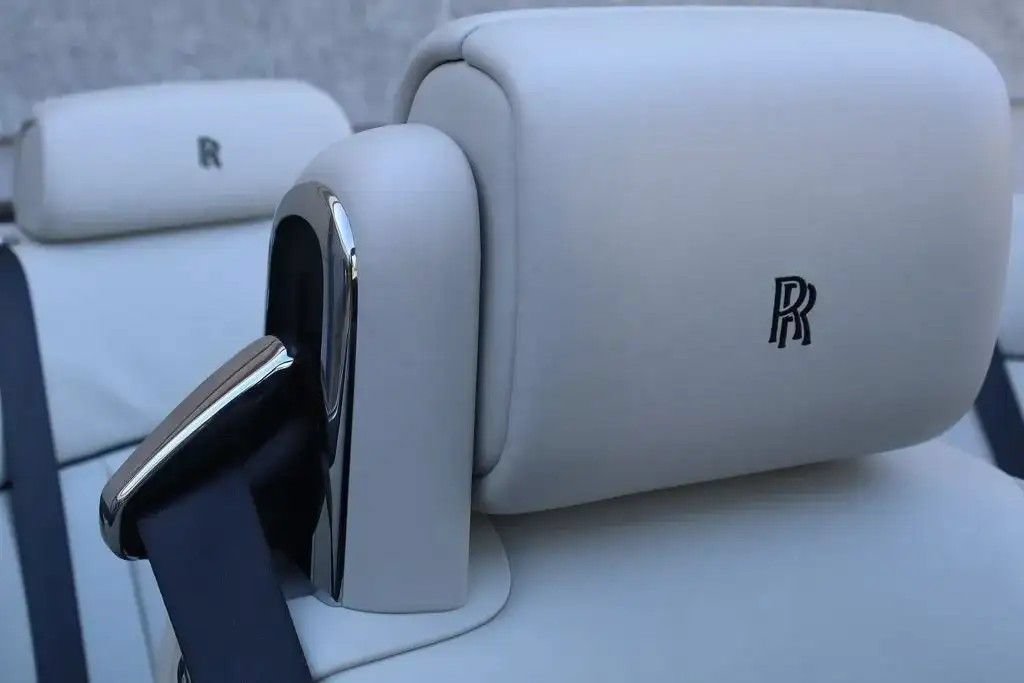 Used 2015 Rolls-Royce Phantom Drophead Coupe RWD image 24