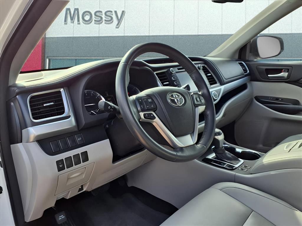 Used 2014 Toyota Highlander XLE image 10