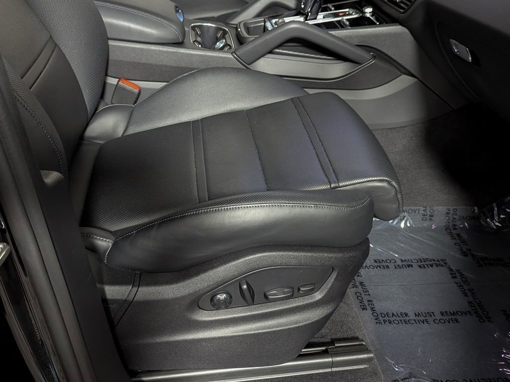 Used 2022 Porsche Cayenne Platinum Edition image 25