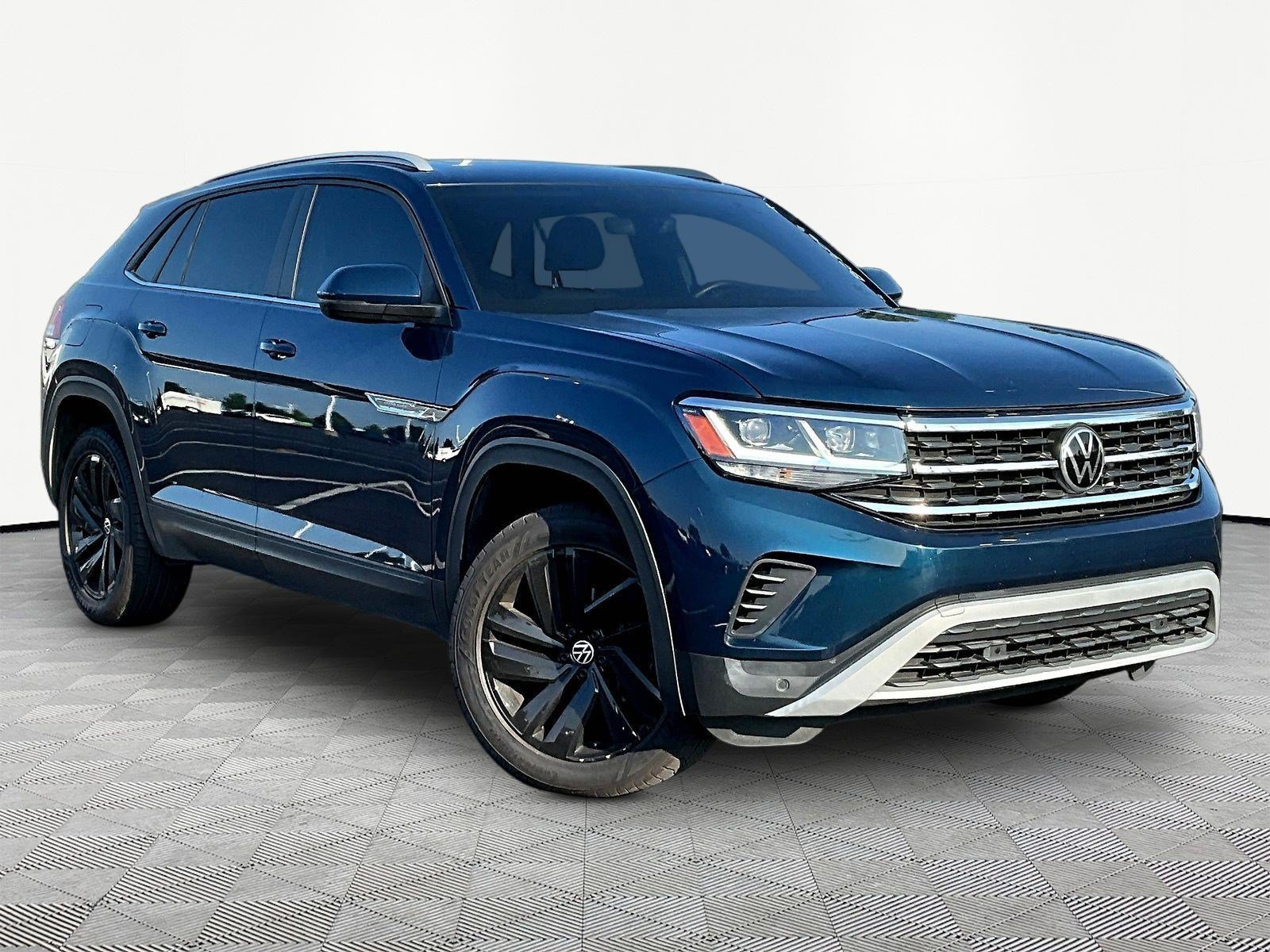 Used 2022 Volkswagen Atlas Cross Sport SE w/ Panoramic Sunroof Package AWD/4WD image 3