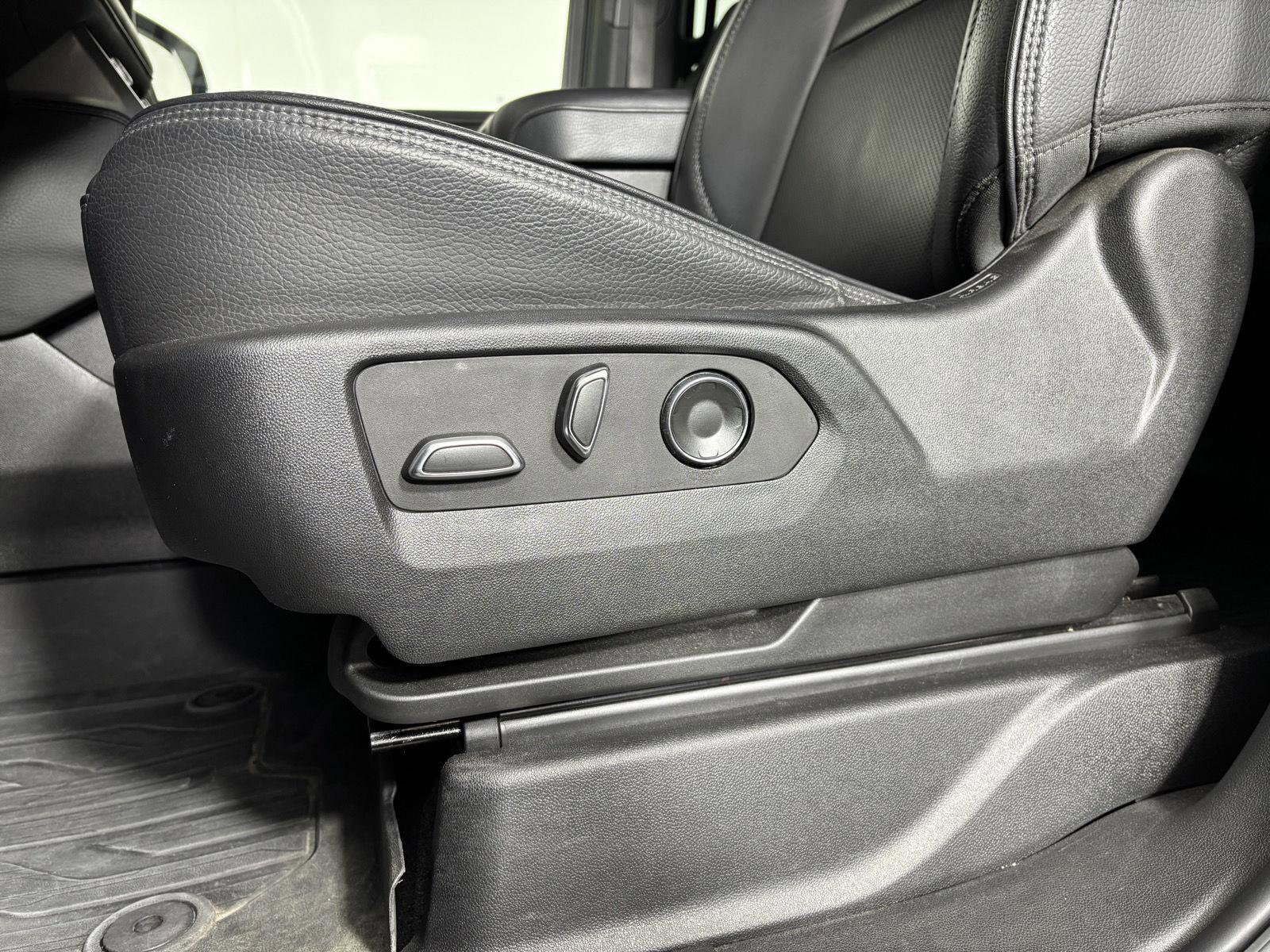 Used 2023 GMC Yukon Denali w/ Advanced Technology Package image 13