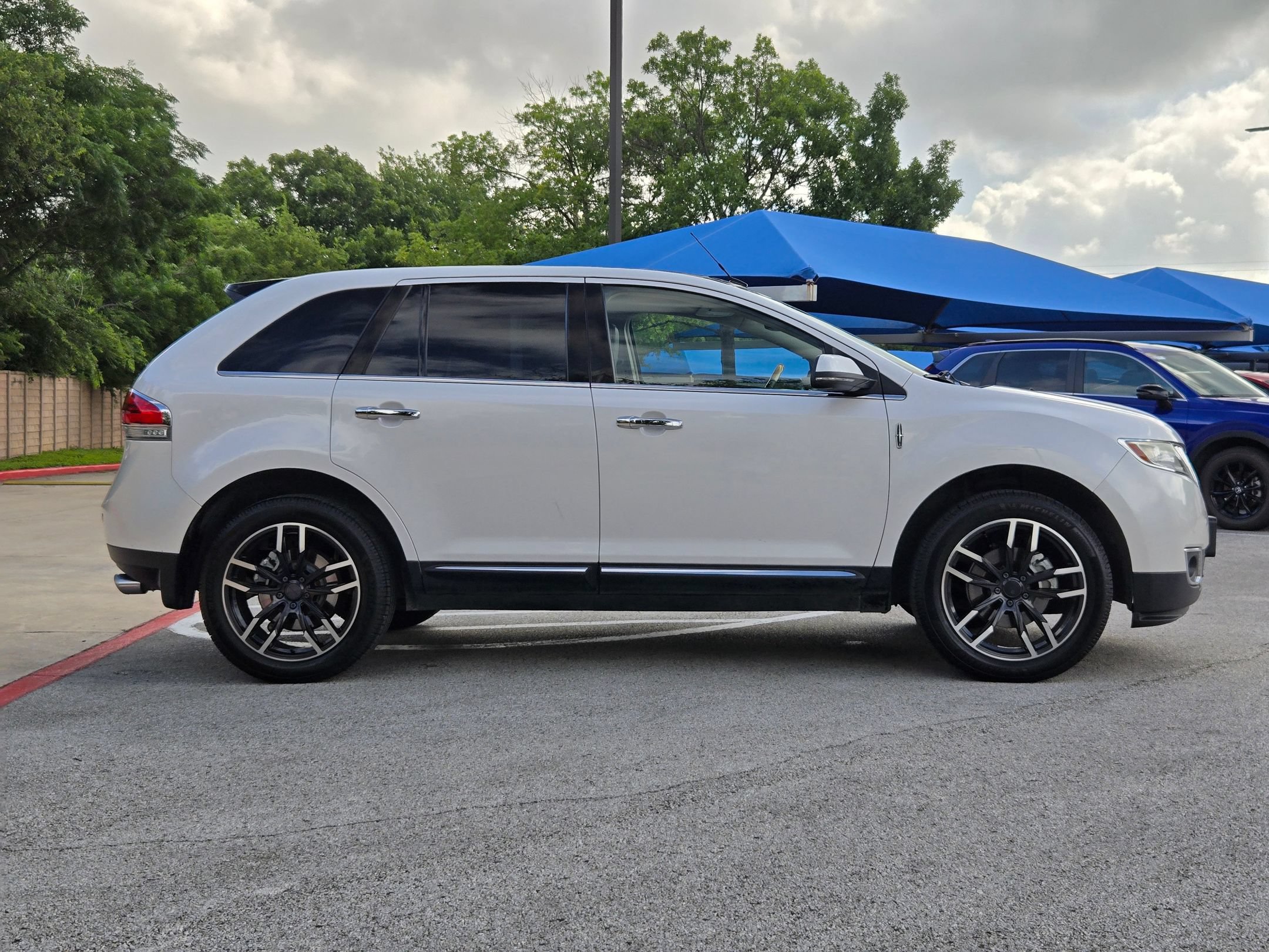 Used 2012 Lincoln MKX FWD image 2