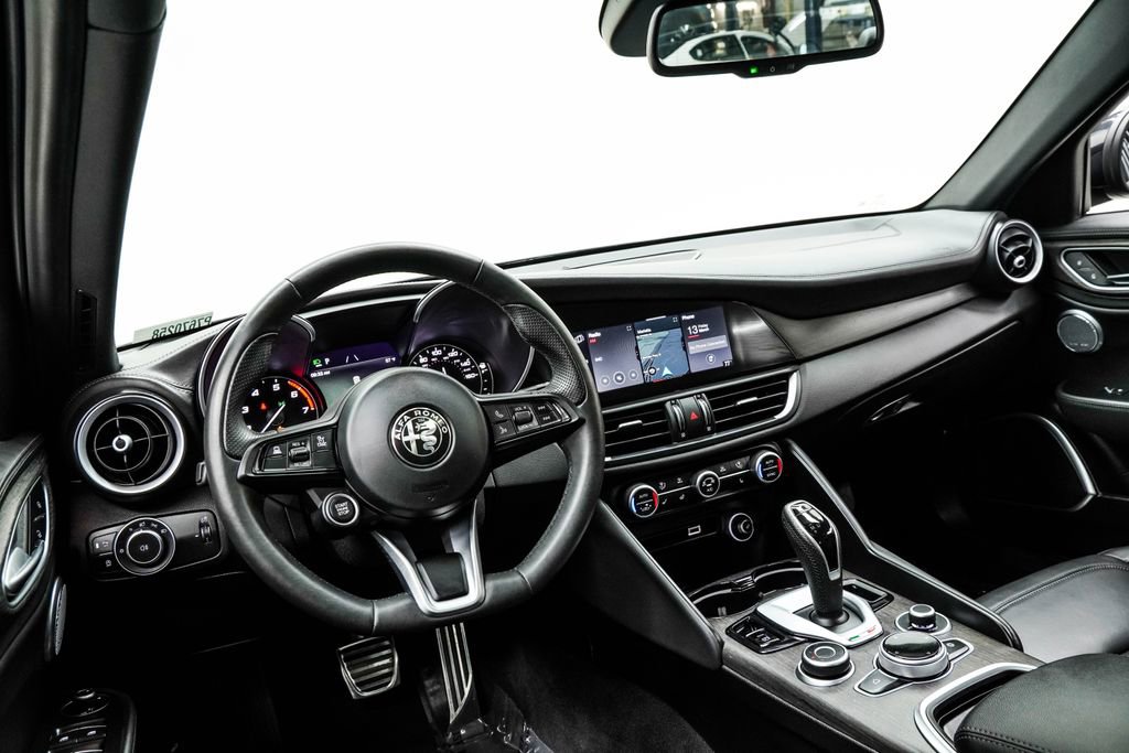 Used 2023 Alfa Romeo Giulia Ti image 5