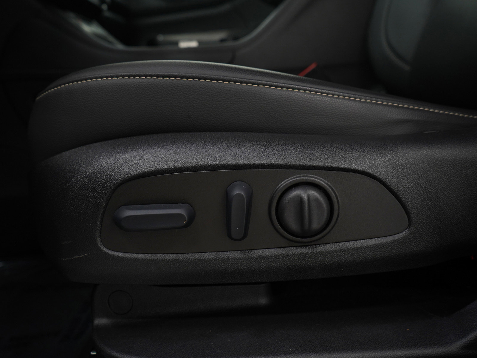 Used 2023 GMC Acadia SLT w/ Elevation Edition image 30