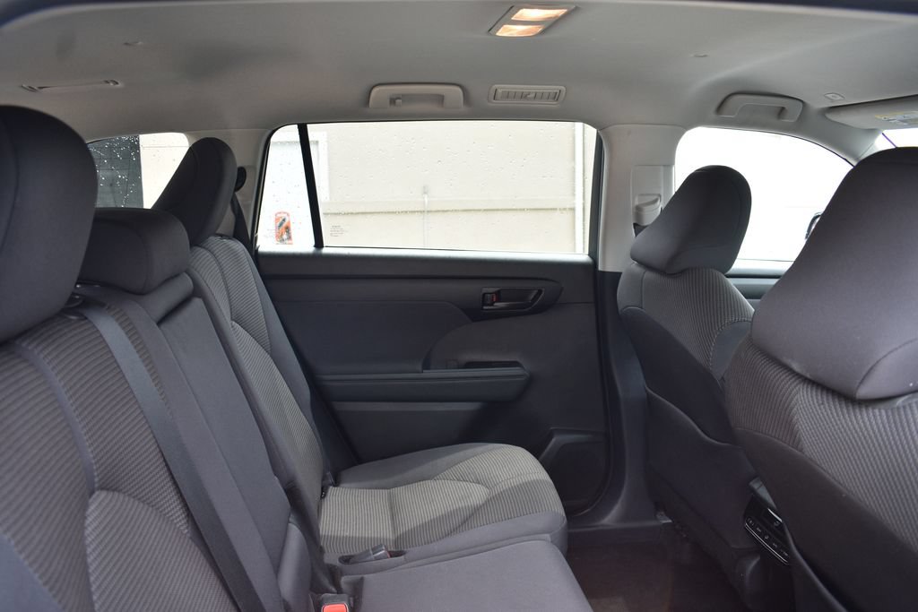 Used 2025 Toyota Highlander LE FWD image 24