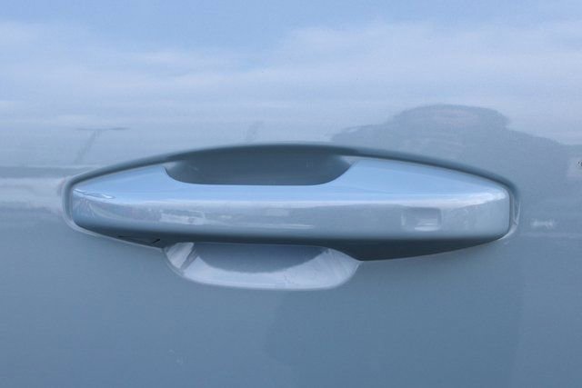 Used 2025 Volvo XC40 B5 Plus image 9