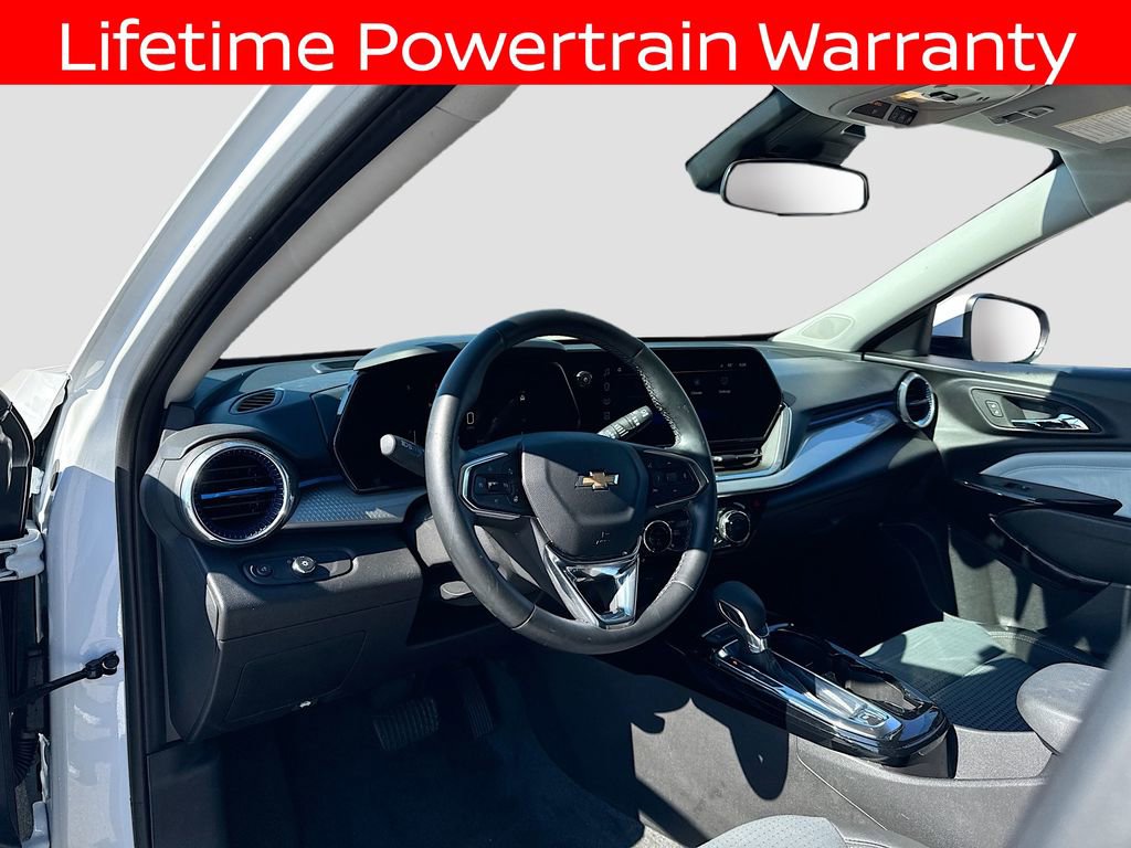 Used 2025 Chevrolet Trax LT w/ LT Convenience Package FWD image 8