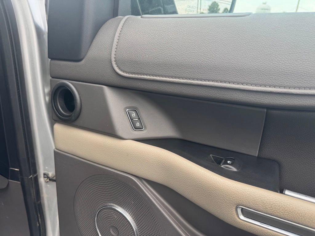 Used 2018 Ford Expedition XLT w/ Equipment Group 202A AWD/4WD image 17