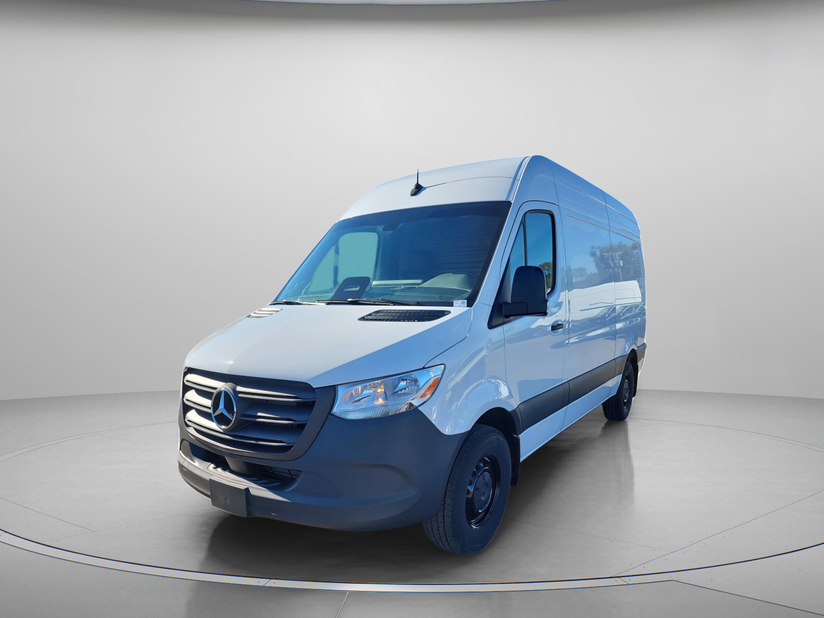 Used 2025 Mercedes-Benz Sprinter 2500 image 2