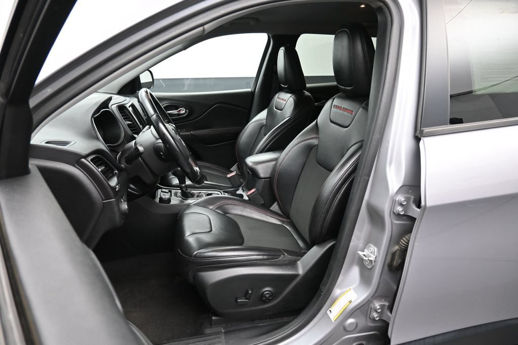 Used 2020 Jeep Cherokee Trailhawk AWD/4WD image 21