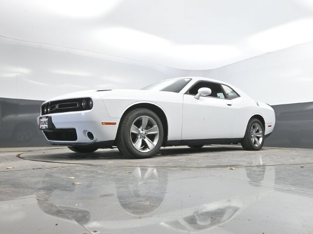 Used 2015 Dodge Challenger SXT RWD image 33