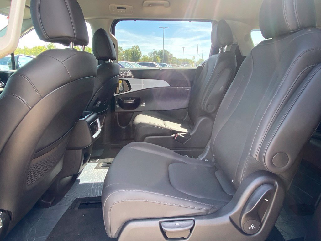 New 2027 Kia Carnival EX FWD image 19