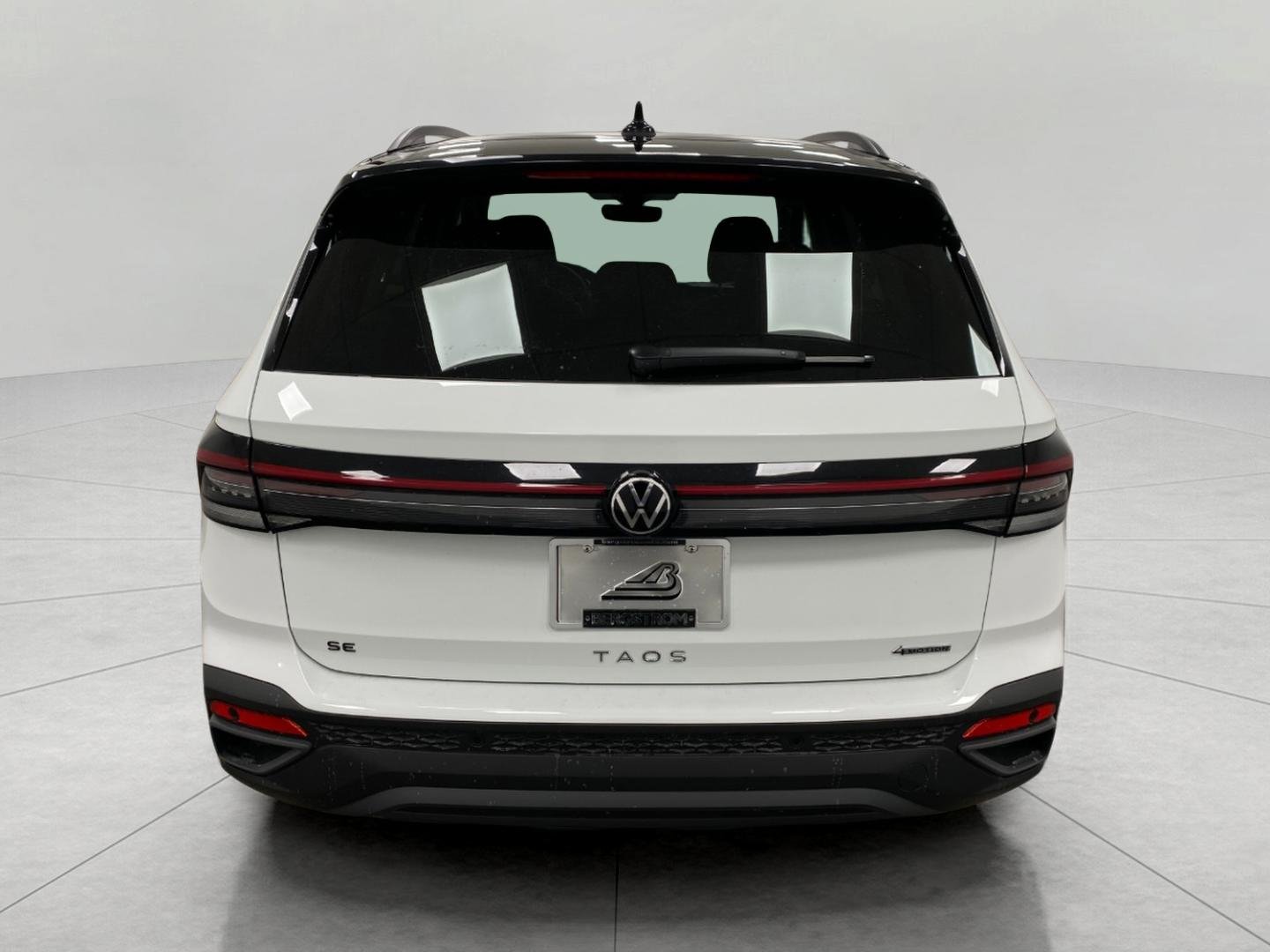 New 2026 Volkswagen Taos SE AWD/4WD image 4
