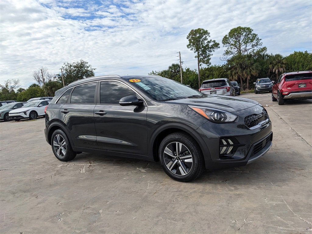 Certified 2022 Kia Niro EX image 3