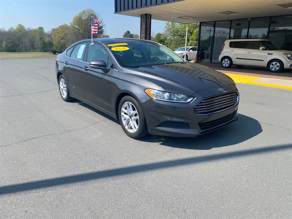 Used 2016 Ford Fusion SE FWD image 1