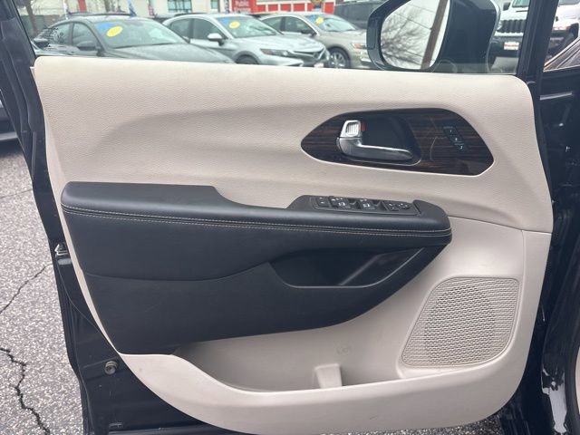 Used 2023 Chrysler Pacifica Limited image 7