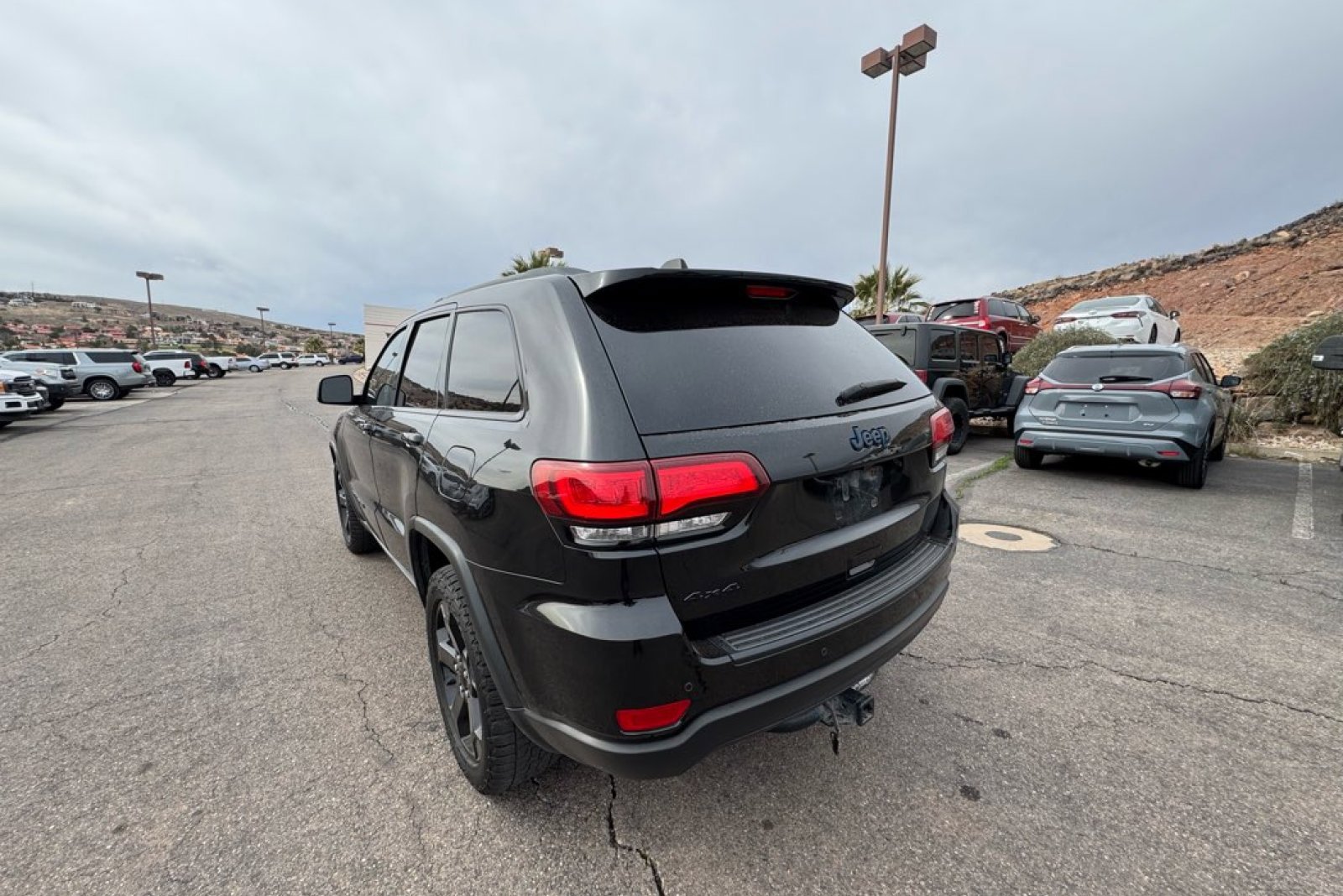 Used 2019 Jeep Grand Cherokee Laredo image 3