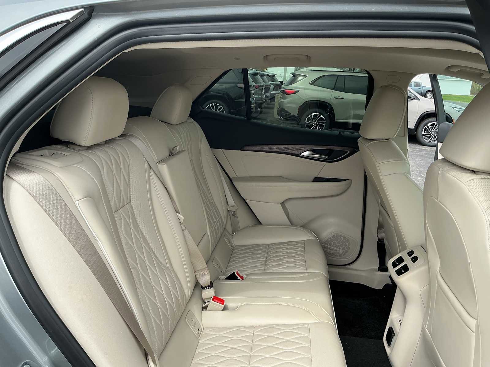 Used 2023 Buick Envision Avenir image 25