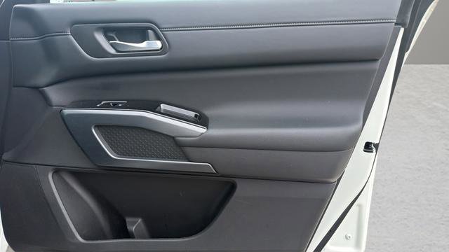 Used 2024 Nissan Pathfinder SL image 11