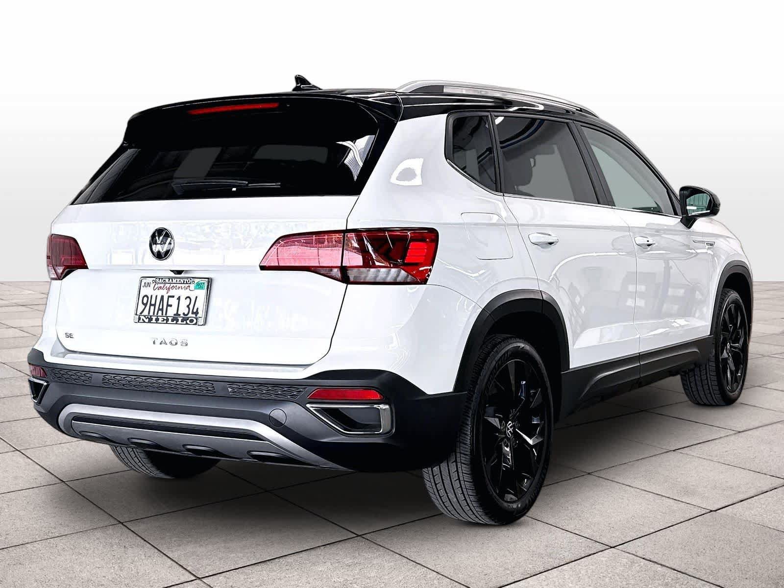 Used 2023 Volkswagen Taos SE w/ Panoramic Sunroof Package FWD image 9