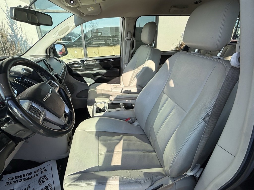 Used 2013 Chrysler Town & Country Touring image 10