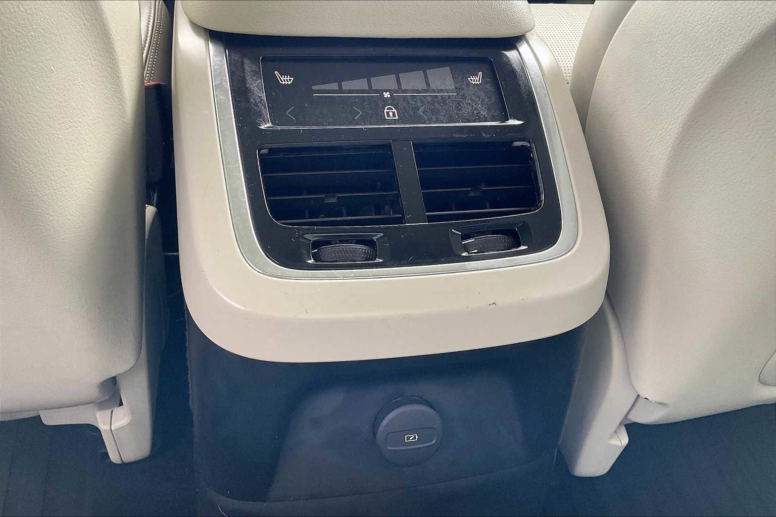 Used 2022 Volvo XC90 T8 Inscription image 38